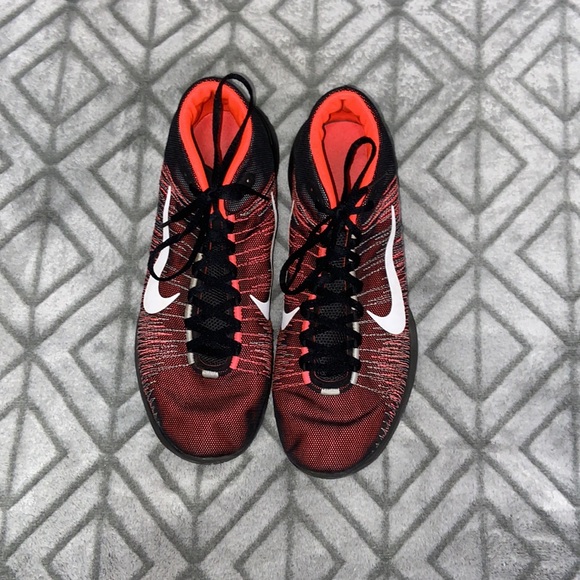 Red and black Nikes shoes - Picture 3 of 3